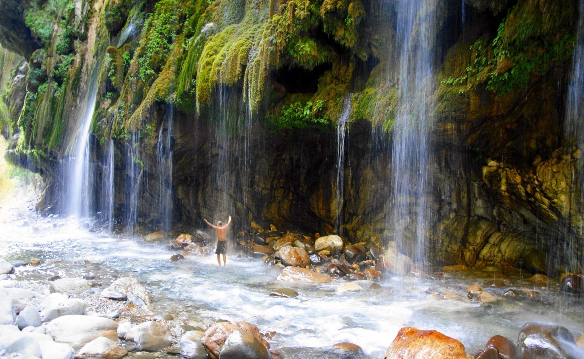 pietre cascata grecia indietro uomo rocce