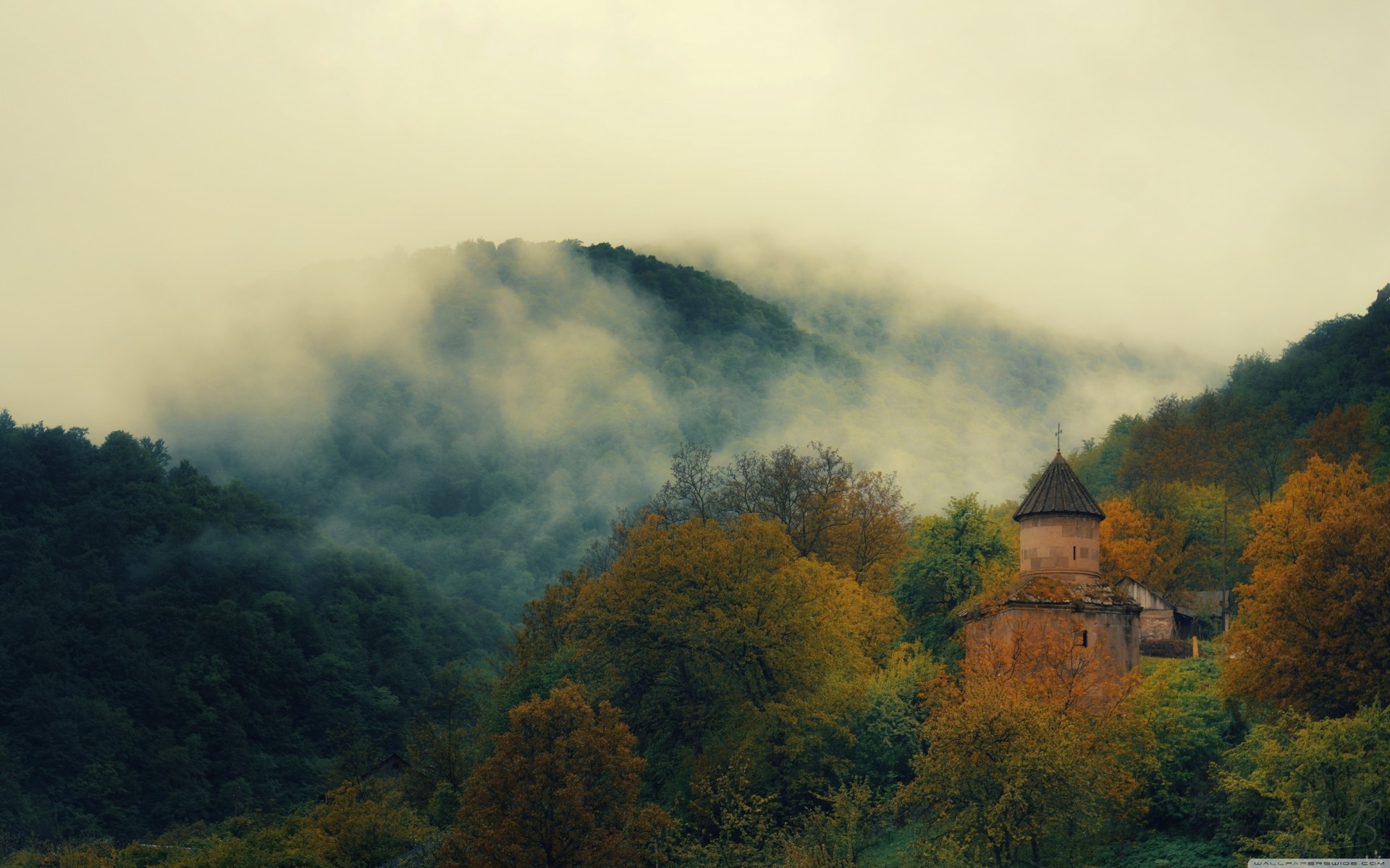 paesaggio montagna nebbia foresta chiesa bello paesaggio armenia