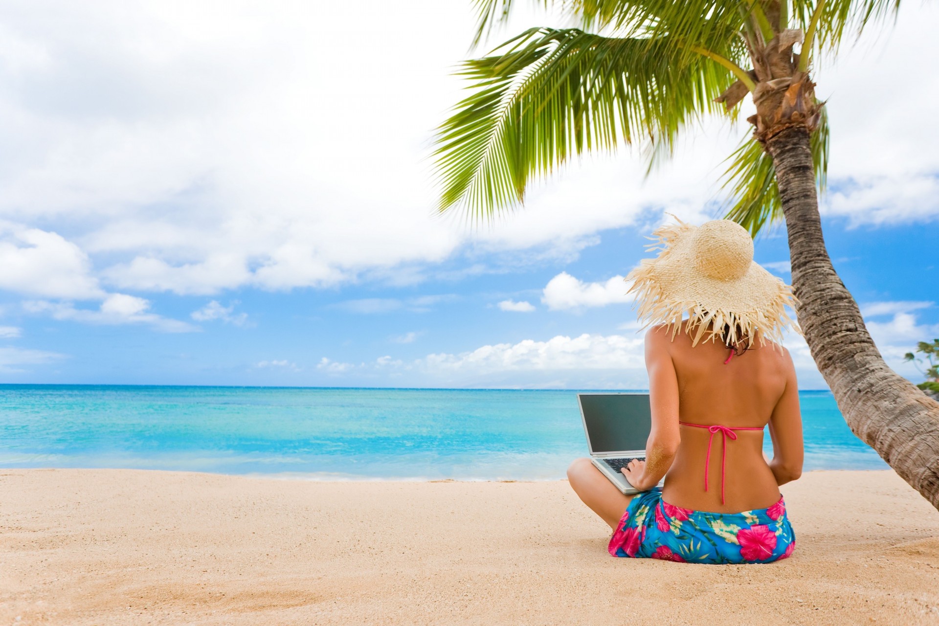 femme plage fille vague mer sable