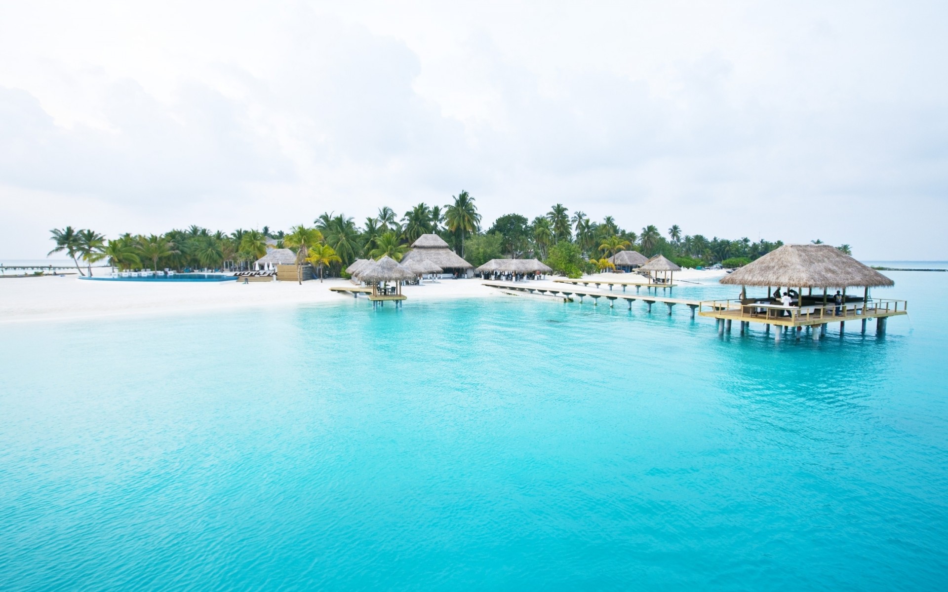 blau lauben pier palmen tropen insel himmel bewölkt menschen