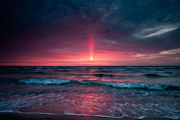 Beau coucher de soleil rose sur la plage