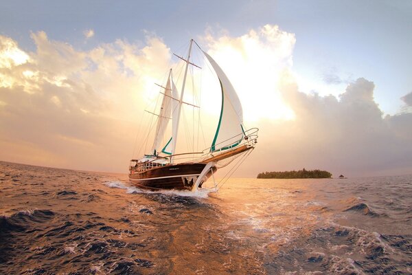 Schöne Yacht vor dem Hintergrund des Meeres und der Wolken