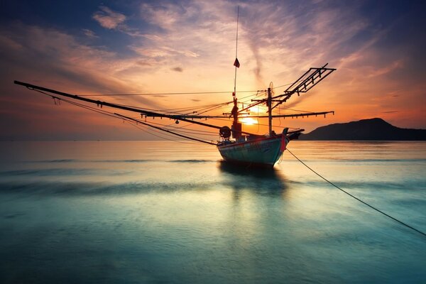 Fondos de Escritorio barco en el fondo de la puesta de sol