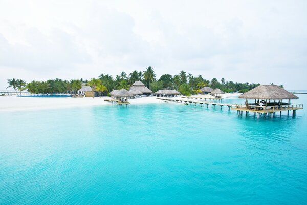 Blaues Meer und weißer Sand