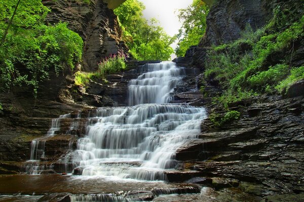 Bella cascata naturale sotto l arco