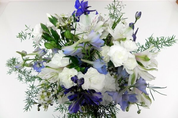 Bellissimo bouquet di fiori bianchi e viola