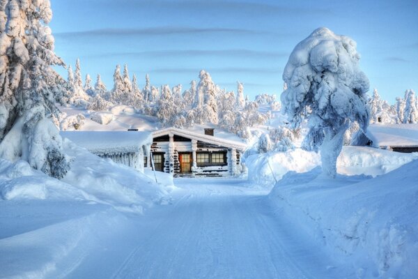 Landschaft eines frostigen Morgens mit einem schneebedeckten Haus