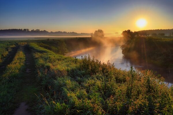 Paesaggio mattutino. Il sole sorge