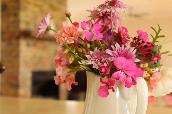 Blumenstrauß der Lieblingsblumen von Chrysanthemen und Gerber in einem Krug