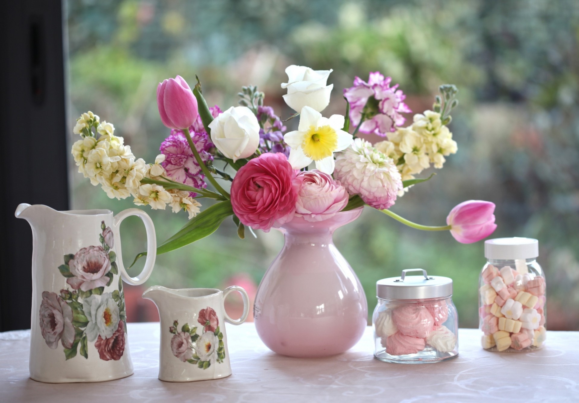 bouquet vaso marshmallow narciso brocche ranuncolo tulipani garofano