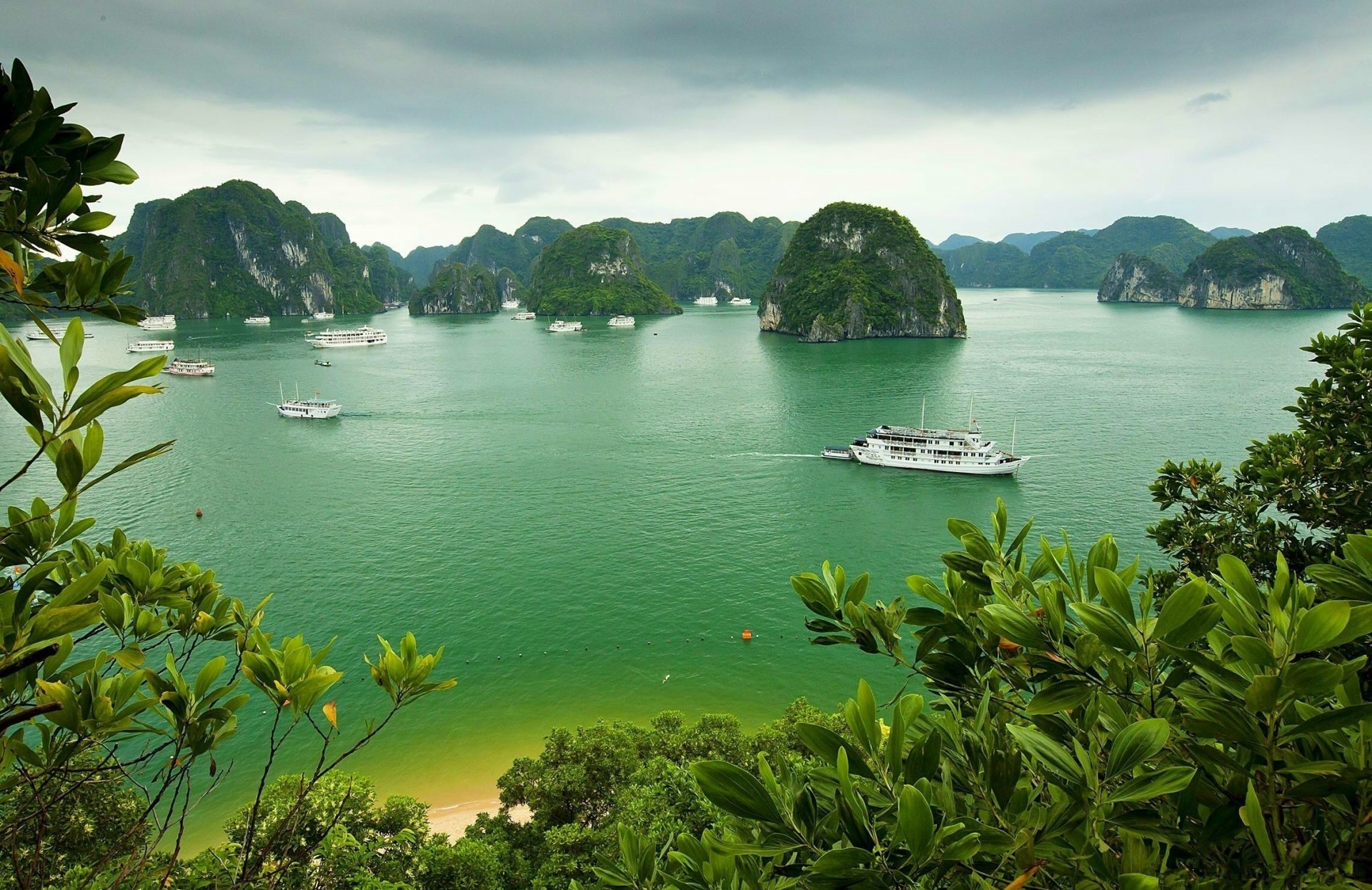 natur tropen touristen urlaub himmel vietnam schiffe schön berge felsen bewölkt