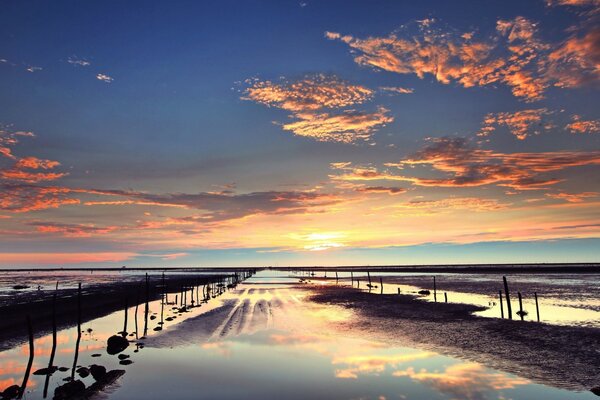 Quanto è bello il tramonto nel colore rosa delle soffici nuvole