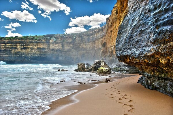 Belle photo de la piste sur la plage et les rochers