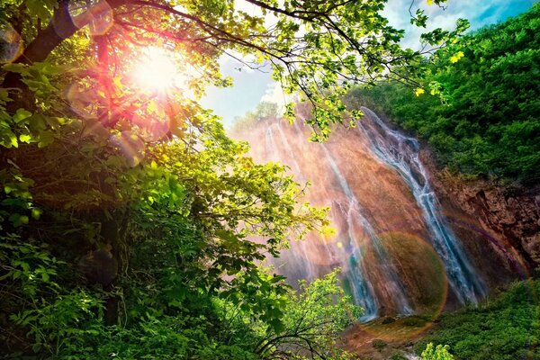 Regardez l eau dans la cascade, où vous pouvez vous détendre