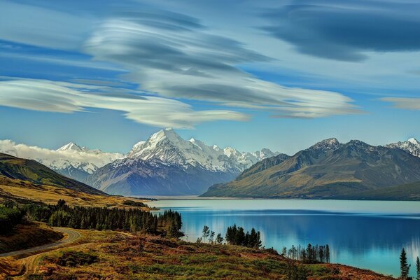 La naturaleza pintoresca de las montañas nevadas y el lago cerca del bosque