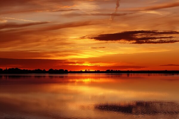 Sonnenuntergang am ruhigen See am Himmelshintergrund