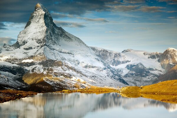 Ośnieżona Góra Matterhorn w Szwajcarii