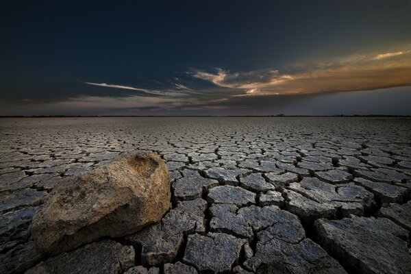 Desierto por la noche. Sequedal