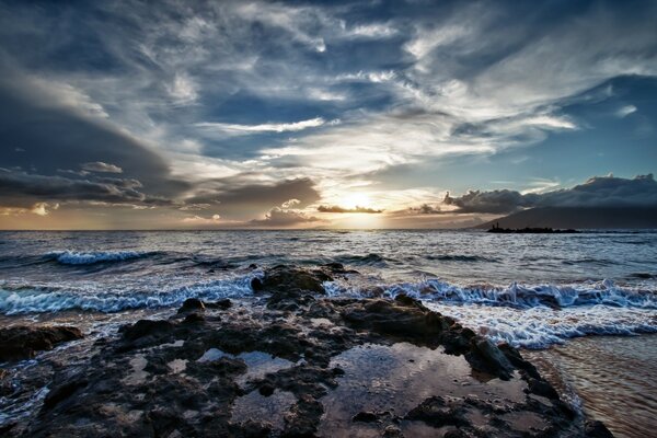 Puesta de sol en el mar. Hermoso paisaje