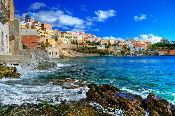 Paesaggio della costa della Grecia con il mare e le case sullo sfondo