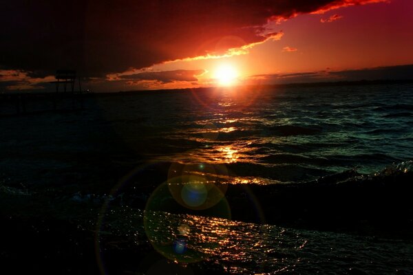 Puesta de sol mágica en el mar por la noche