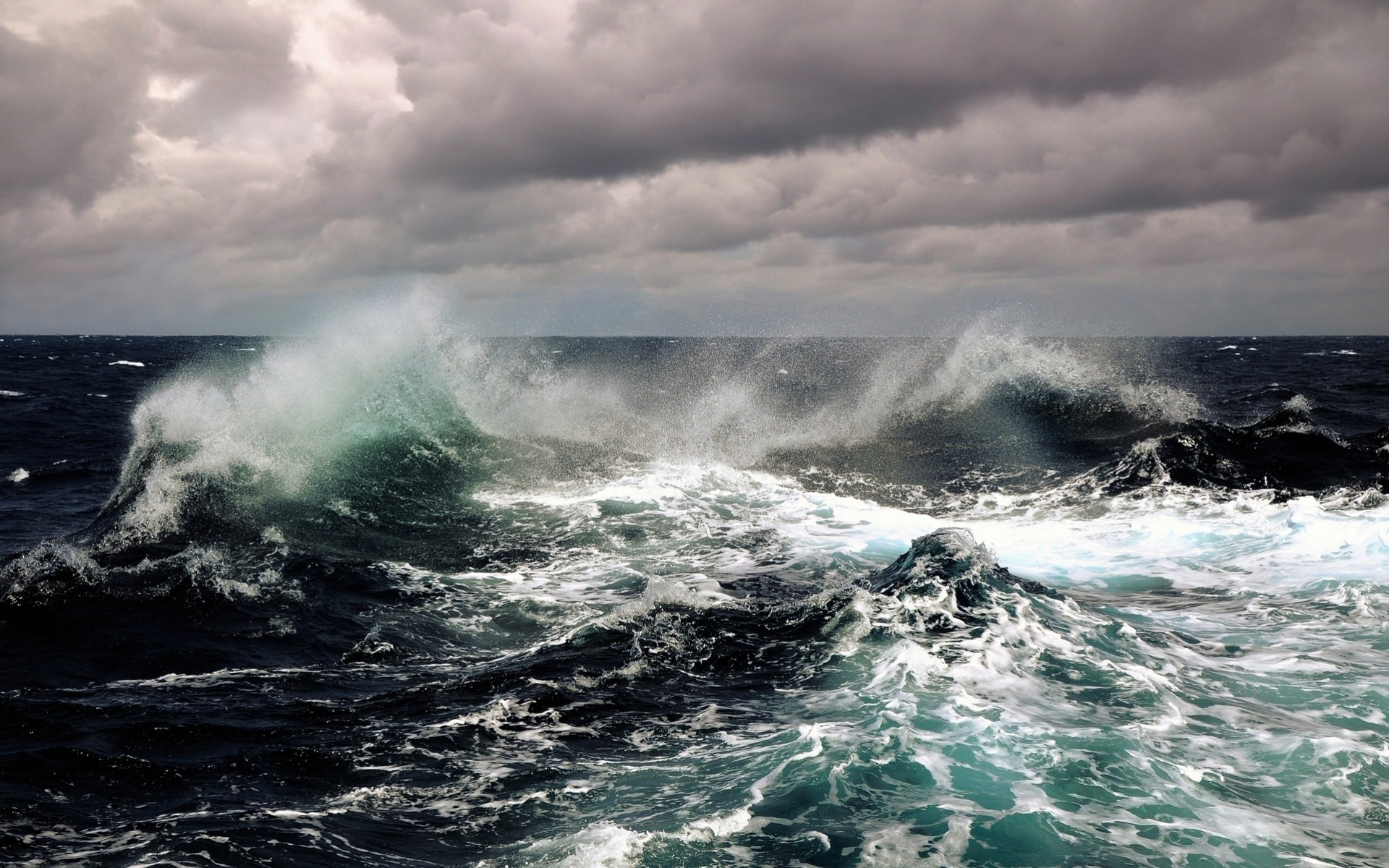 ola tormenta mar cielo