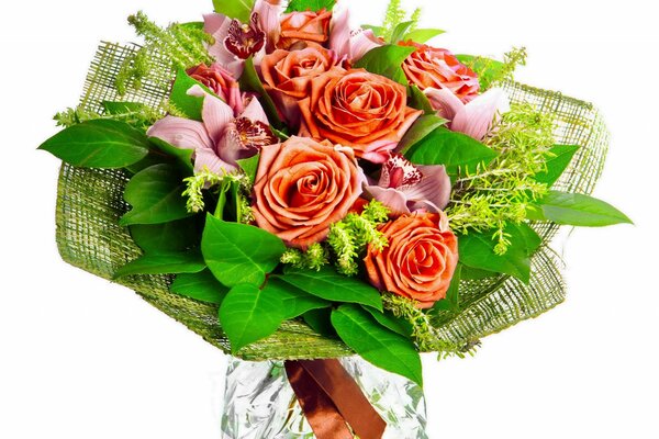 Bellissimo bouquet con rose e orchidee