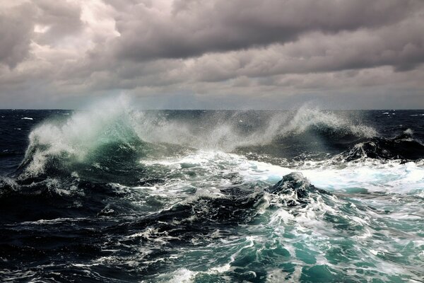 Steigende Wellen vom Wind bei bewölktem Wetter