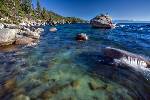 Lago Tahoe con pietre vicino alla riva