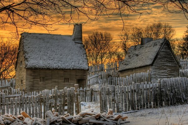 Paisaje rústico de invierno al atardecer