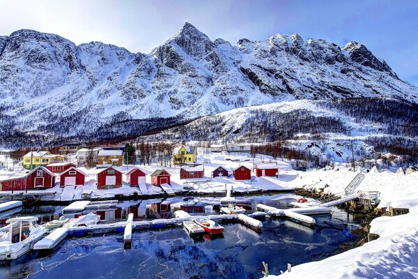 Resort de invierno de montaña en el lago