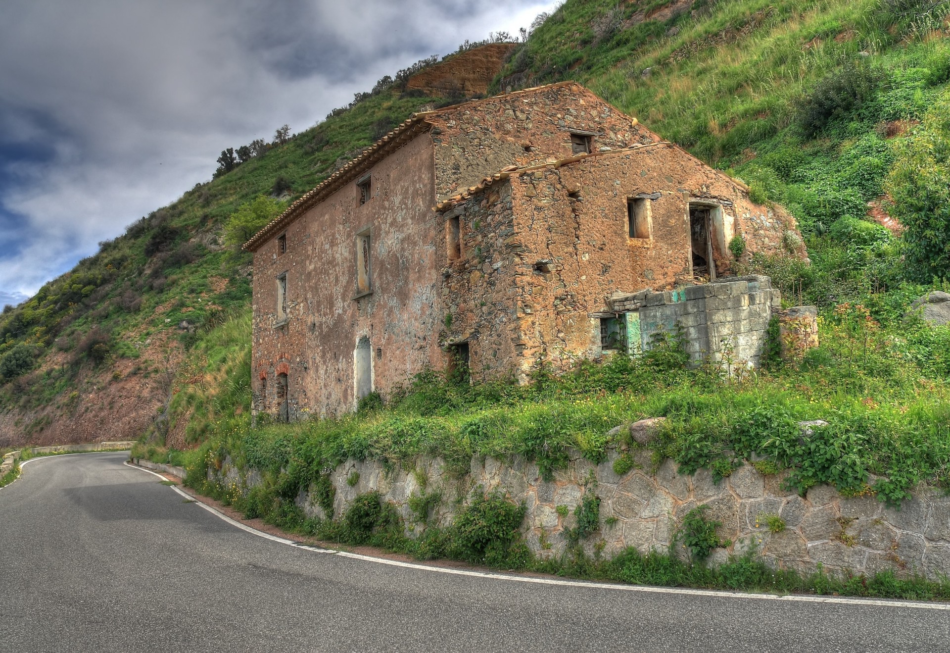 strada paesaggio edificio in rovina hdr