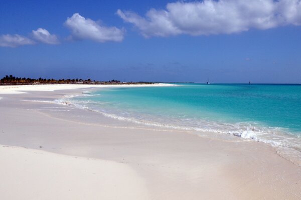 L eau turquoise de l océan et le sable blanc comme neige