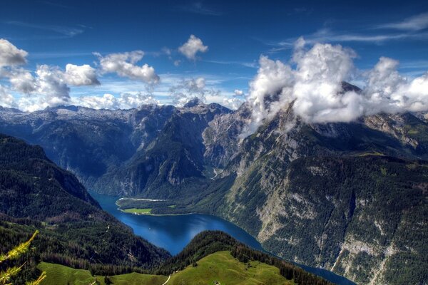 Paisaje de montaña con río