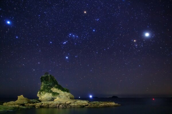 Colina en el fondo de la noche estrellada nneba