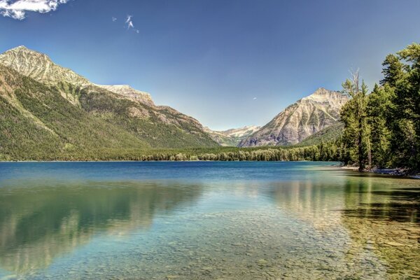 Lago en las montañas en el parque Glacier