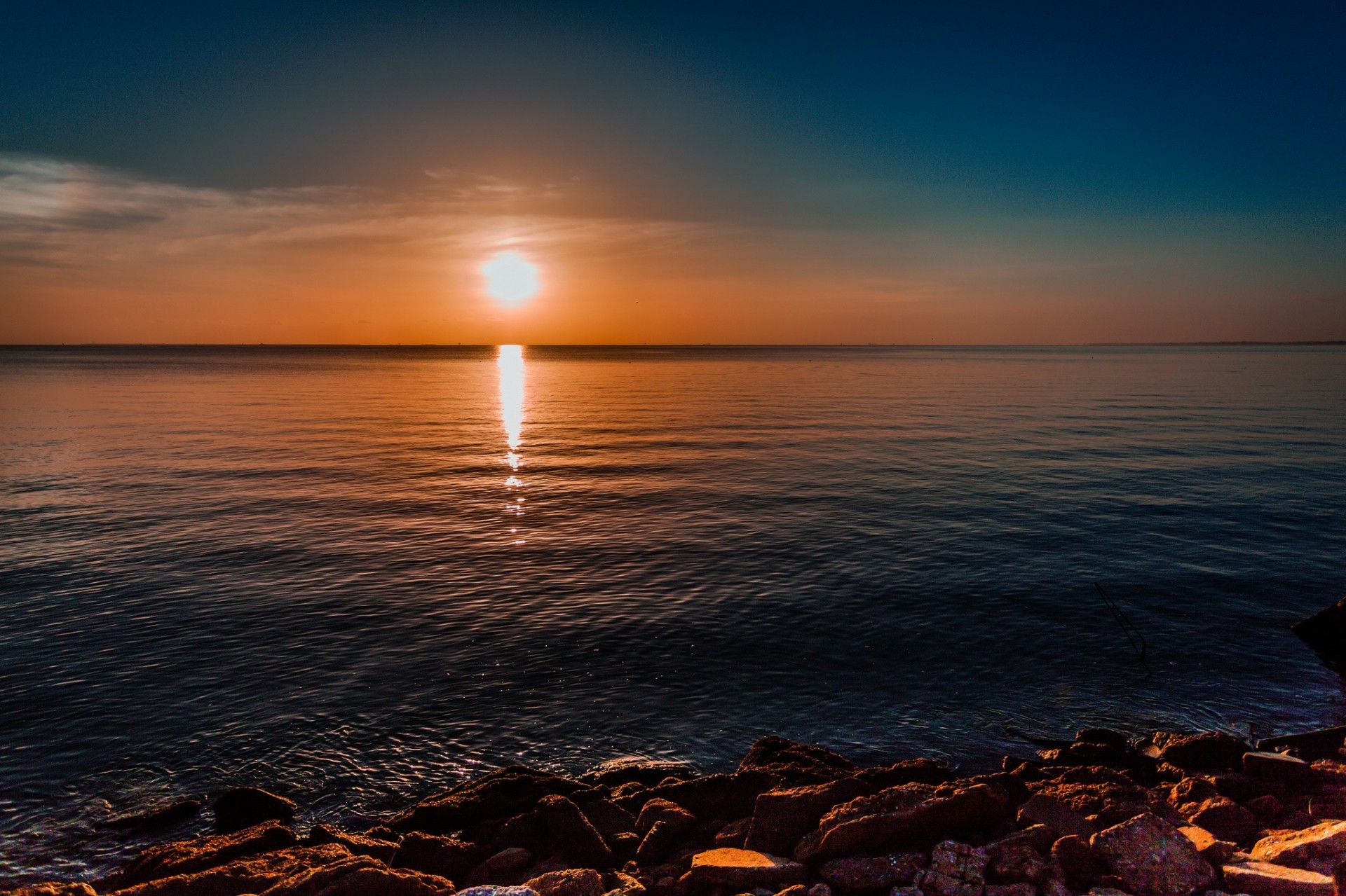 камни солнце море утро берег