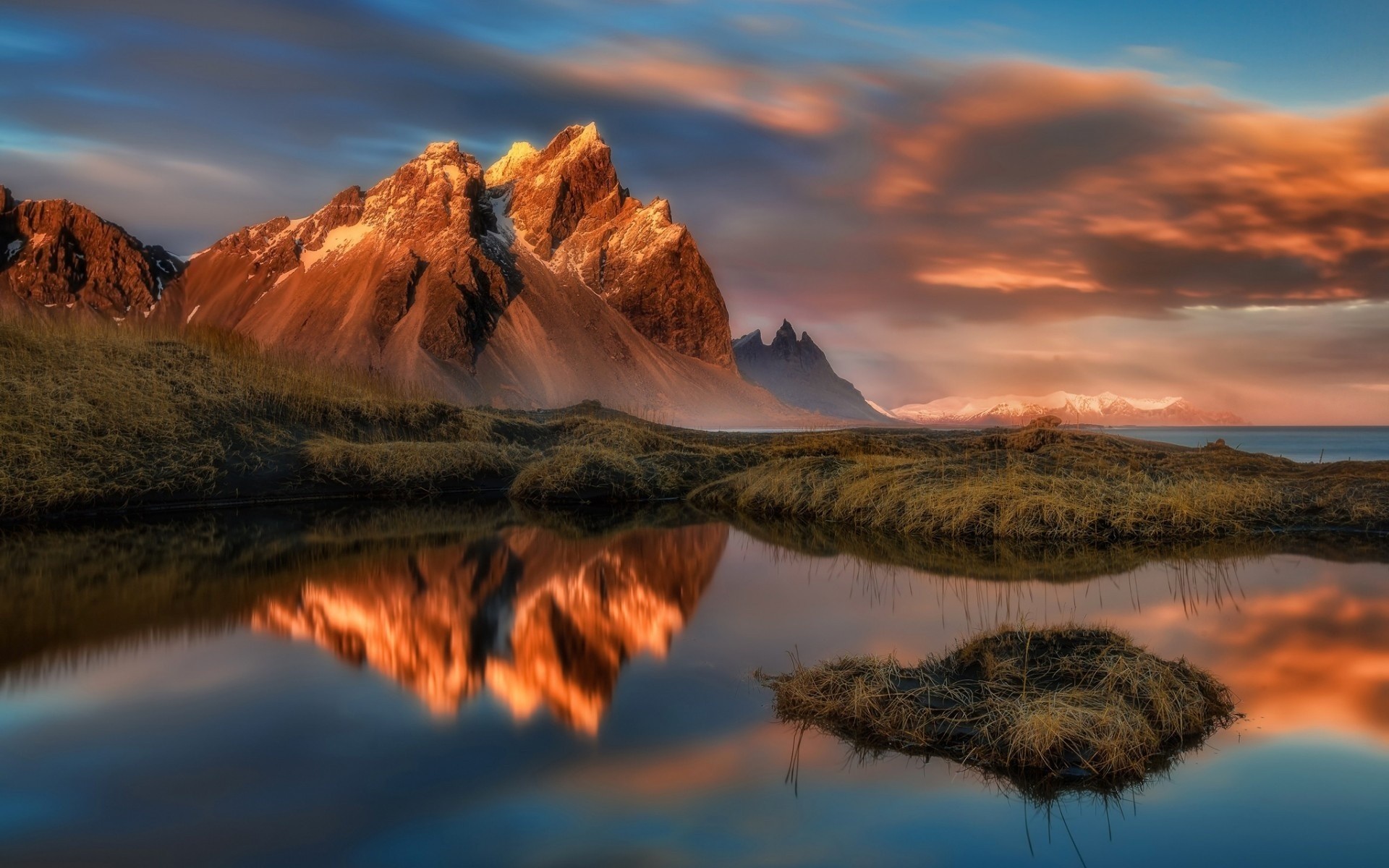 réflexion nuit montagnes surface eau