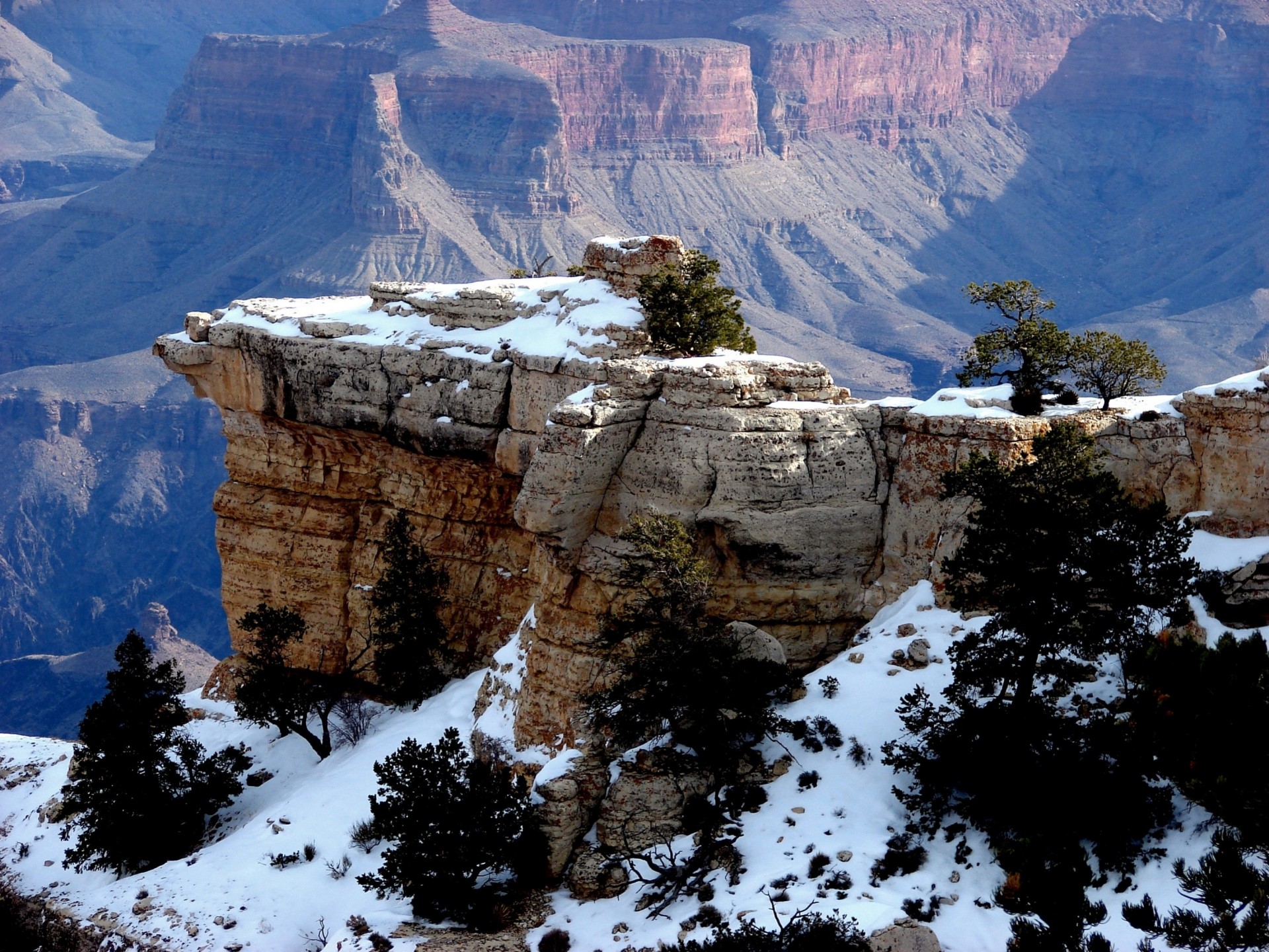 paesaggio montagne neve alberi rocce