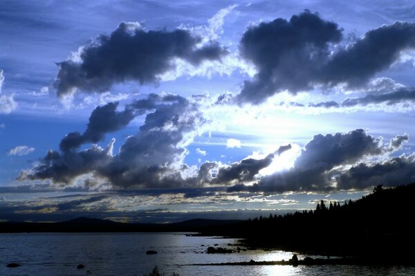 Las nubes cuelgan sobre el lago