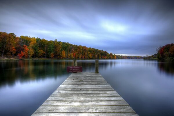 Le lac a un pont en bois