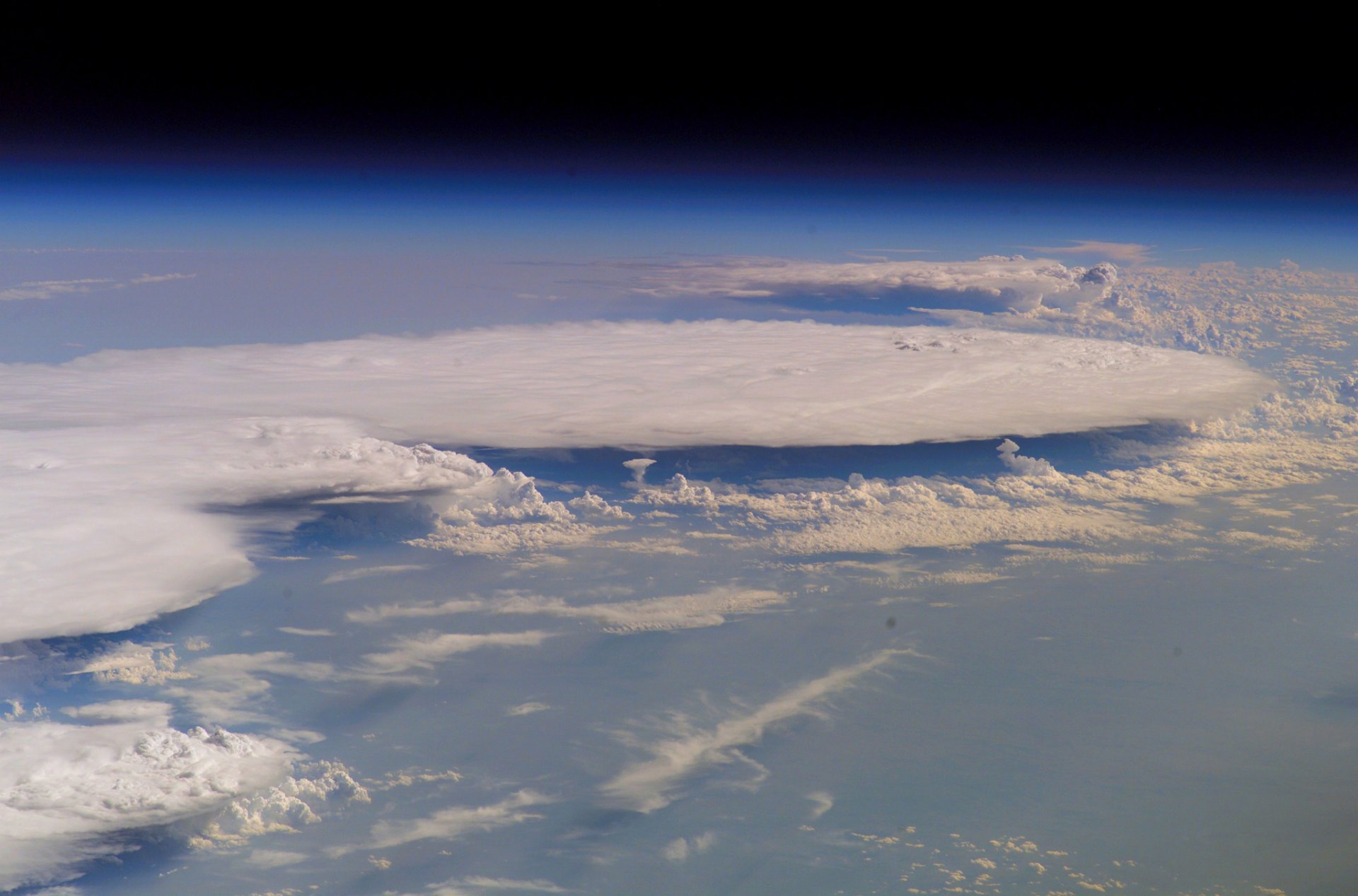 tierra planeta atmósfera nubes