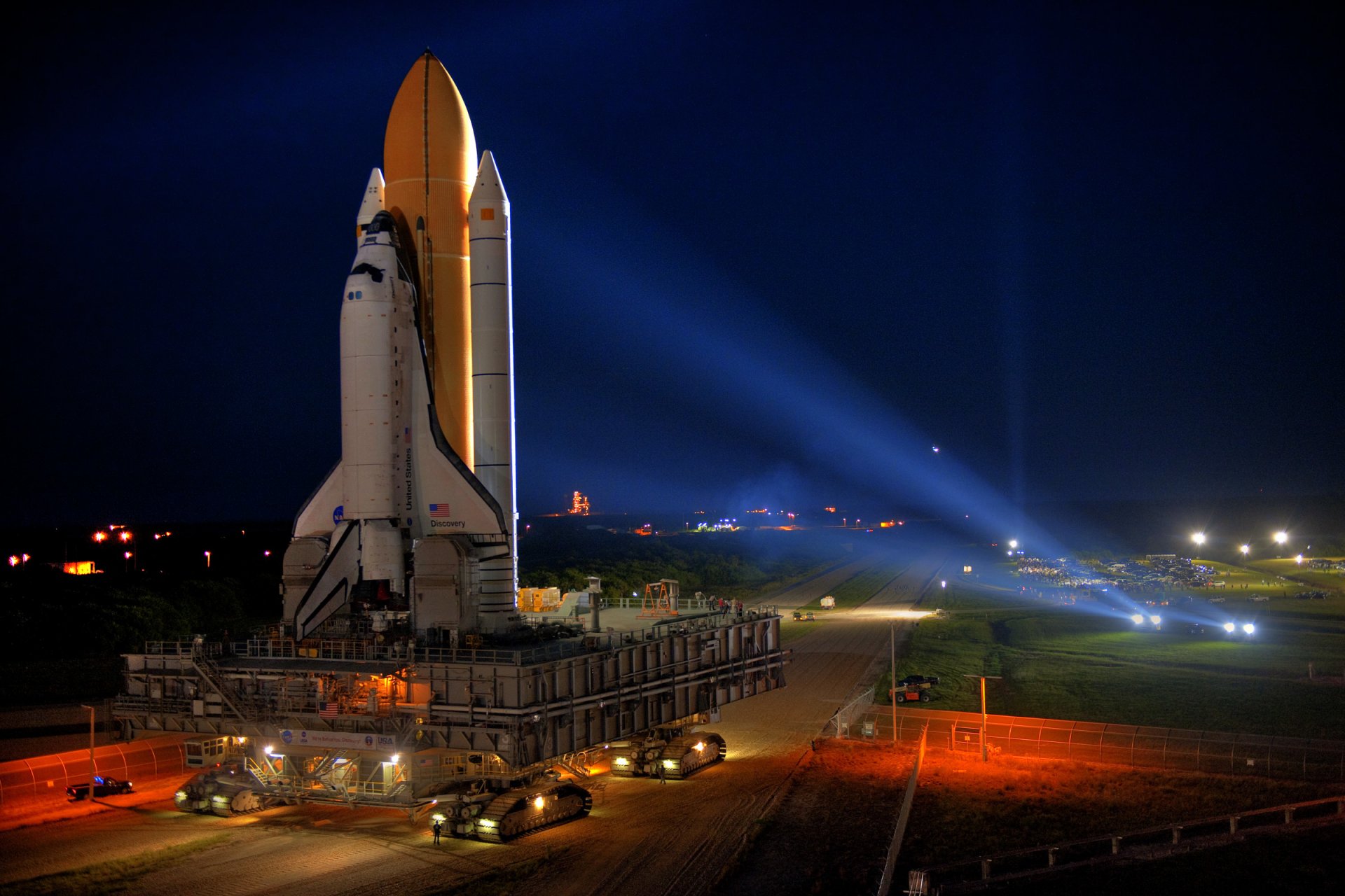 shuttle discovery weltraumbahnhof dämmerung scheinwerfer