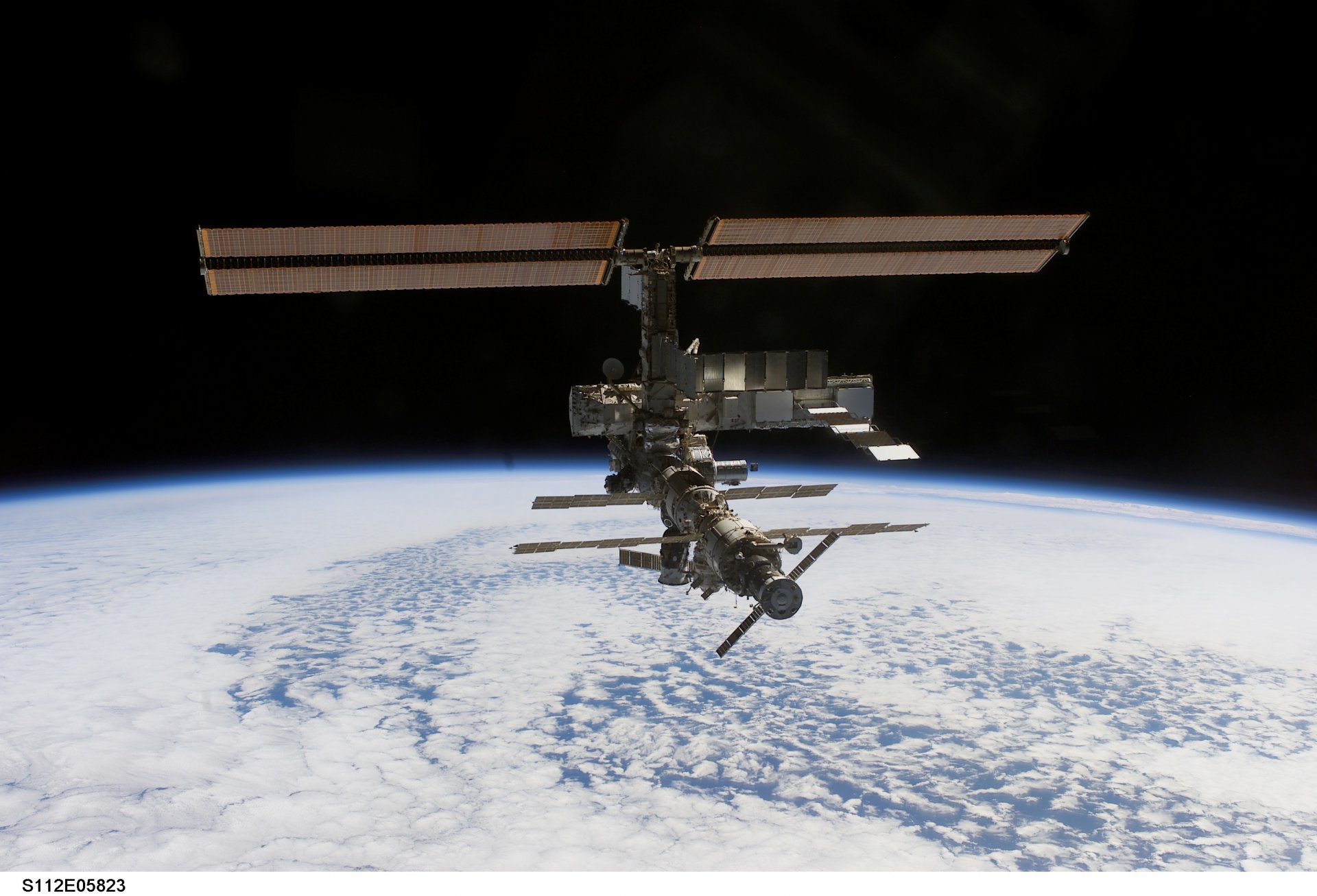 iss tierra espacio nubes