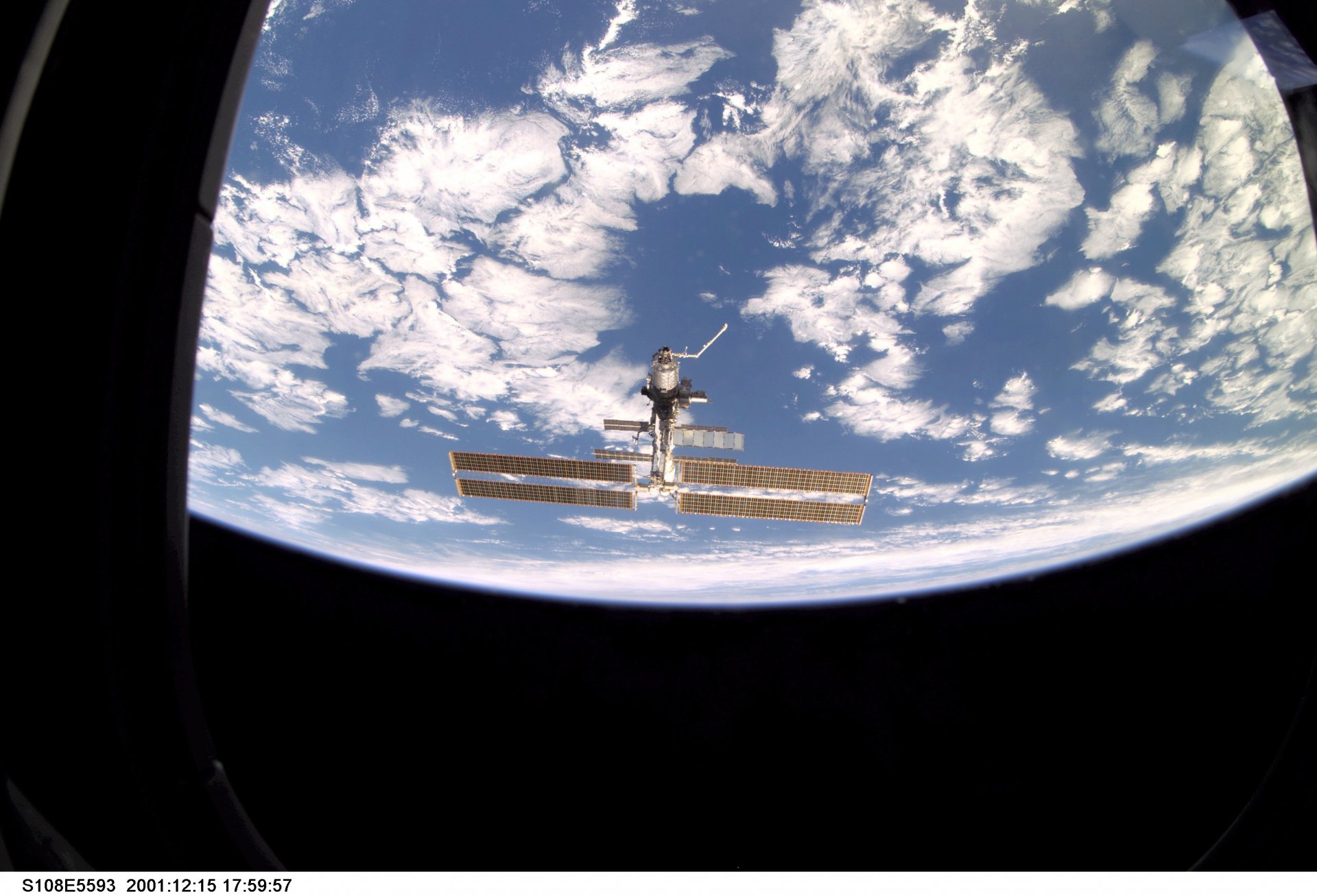 iss tierra nubes espacio