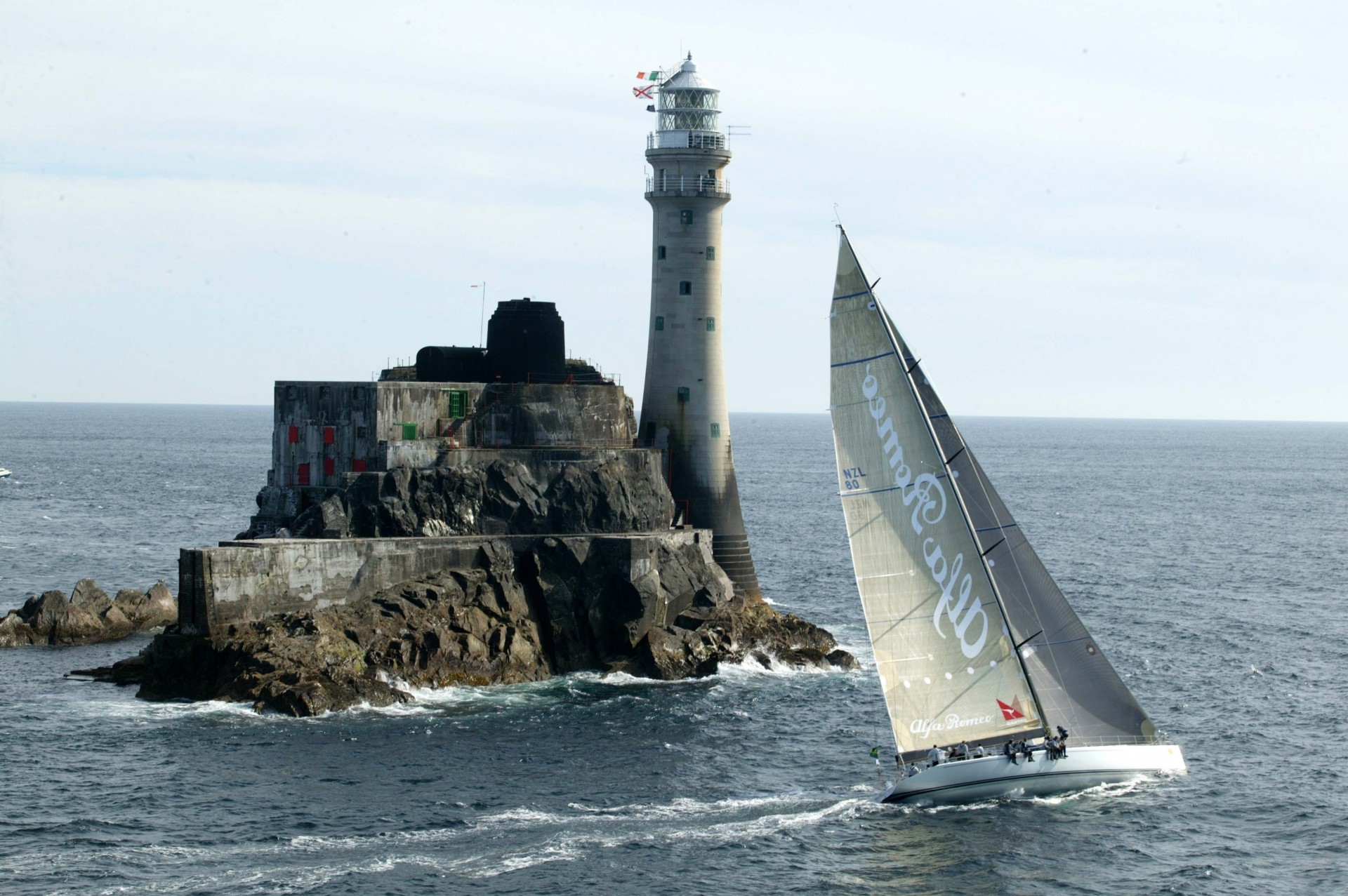 leuchtturm touristen tour meer segelboot felsen