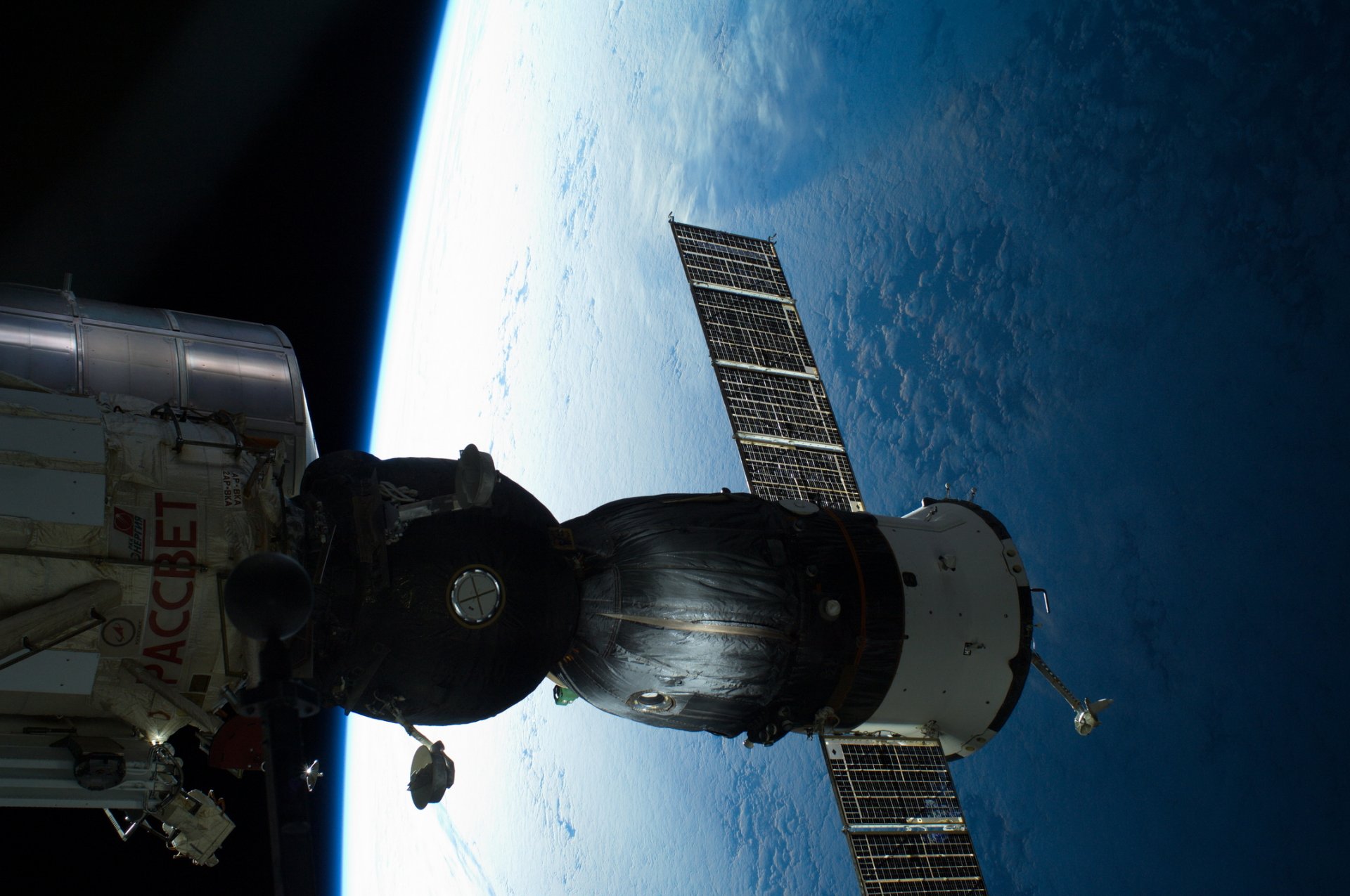 spazio pianeta terra veicolo spaziale russo soyuz roscosmos