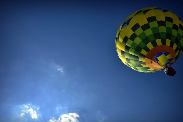 In einem Heißluftballon in den Himmel fliegen