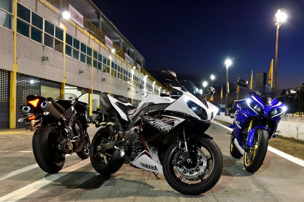 Motocicleta Yamaha r1 por la noche en la carretera