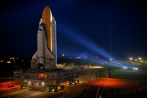 Cosmodrome au crépuscule éclairé par des projecteurs